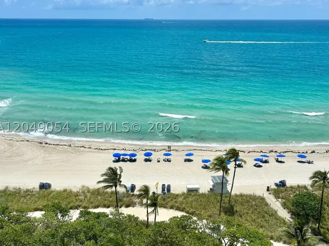 1-bedroom condo for sale in Bal Harbour - 10275 Collins Ave 1116 - MondialRealty