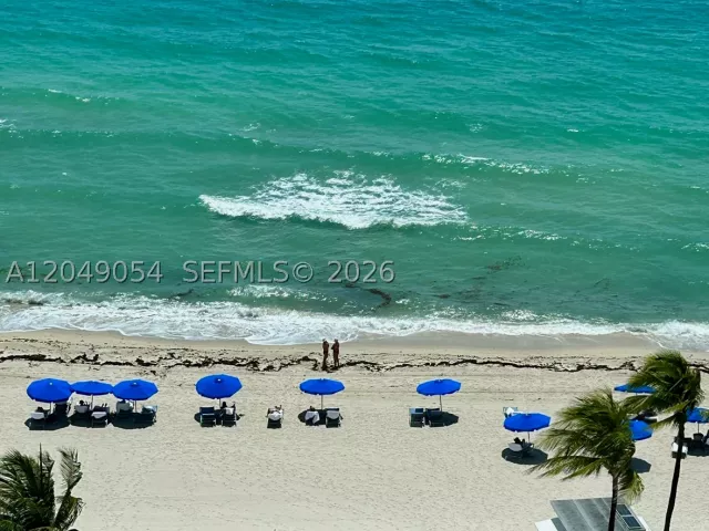 1-bedroom condo for sale in Bal Harbour - 10275 Collins Ave 1116 - MondialRealty