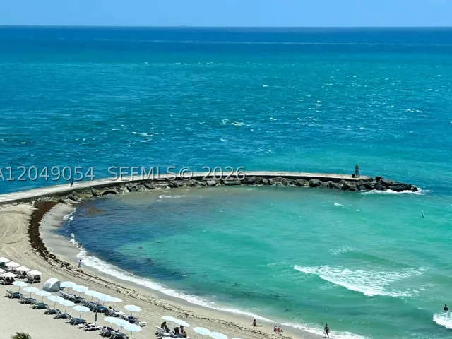 1-bedroom condo for sale in Bal Harbour - 10275 Collins Ave 1116 - MondialRealty