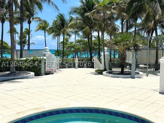 1-bedroom condo for sale in Bal Harbour - 10275 Collins Ave 1116 - MondialRealty