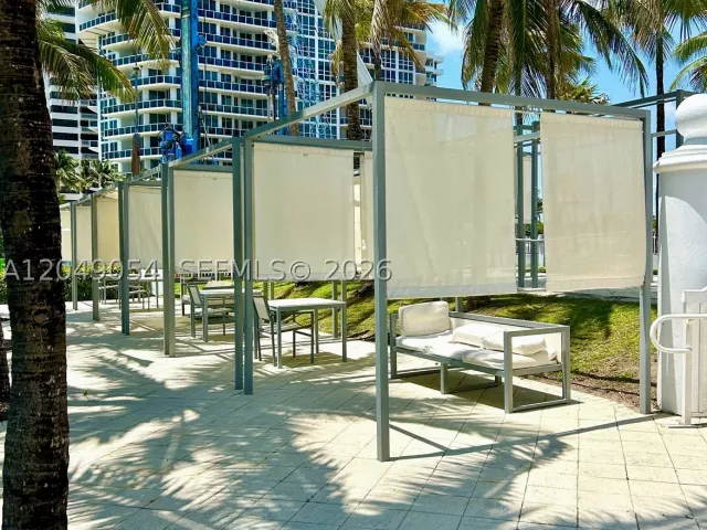 1-bedroom condo for sale in Bal Harbour - 10275 Collins Ave 1116 - MondialRealty