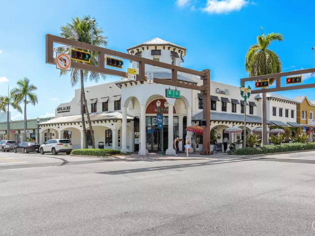 4-bedroom home for sale in Delray Beach - 731 SE 4th Avenue - MondialRealty
