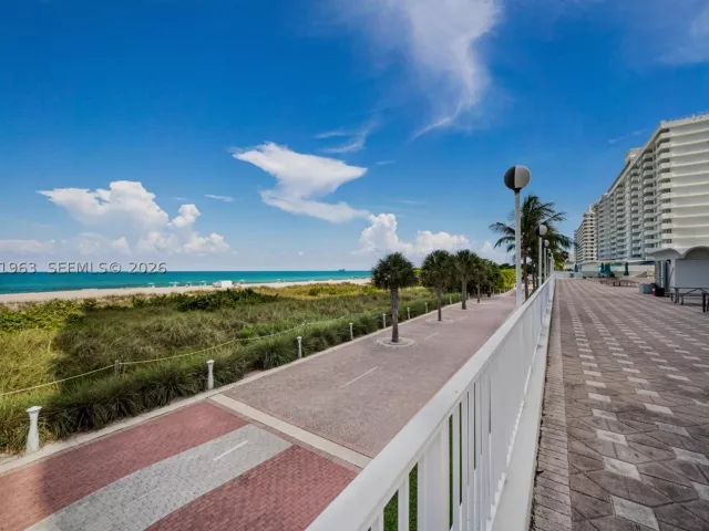 2-bedroom condo for rent in Miami Beach - 5701 Collins Ave 1415 - MondialRealty