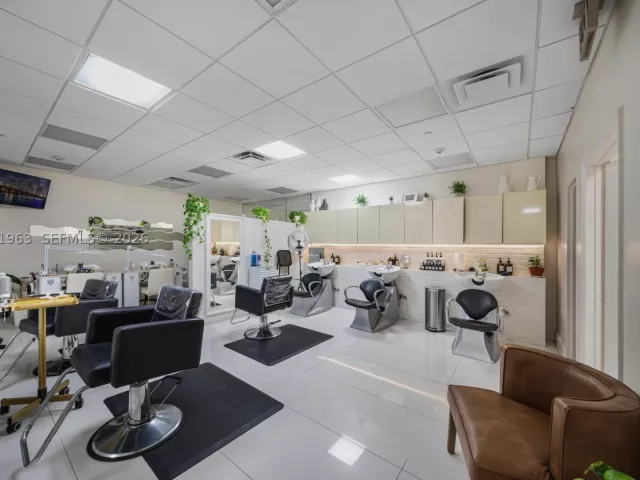 2-bedroom condo for rent in Miami Beach - 5701 Collins Ave 1415 - MondialRealty