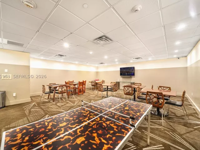 2-bedroom condo for rent in Miami Beach - 5701 Collins Ave 1415 - MondialRealty