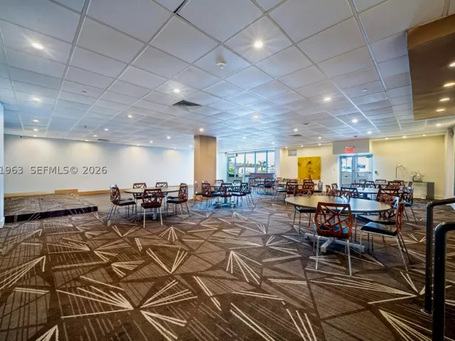 2-bedroom condo for rent in Miami Beach - 5701 Collins Ave 1415 - MondialRealty