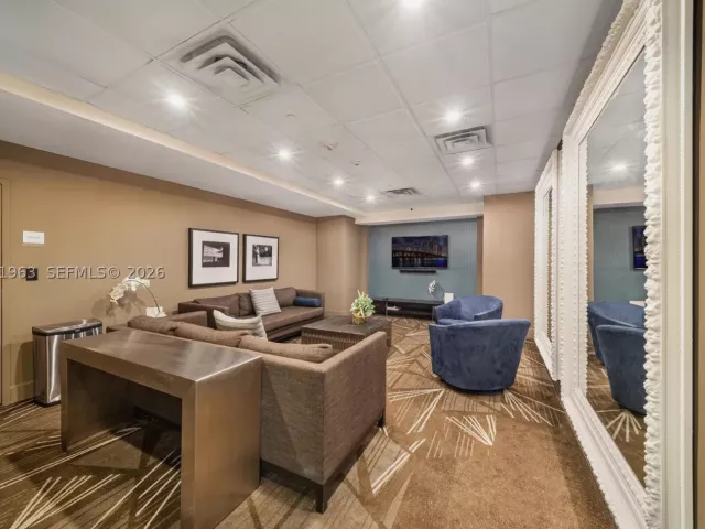 2-bedroom condo for rent in Miami Beach - 5701 Collins Ave 1415 - MondialRealty
