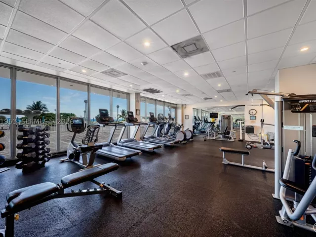2-bedroom condo for rent in Miami Beach - 5701 Collins Ave 1415 - MondialRealty