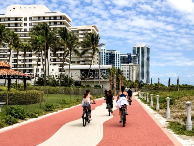 2-bedroom condo for rent in Miami Beach - 5701 Collins Ave 1415 - MondialRealty