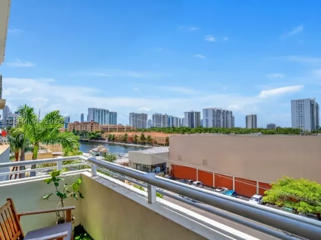 2-bedroom condo for sale in Aventura - 18800 NE 29th Ave 517 (Fully Renovated) - MondialRealty