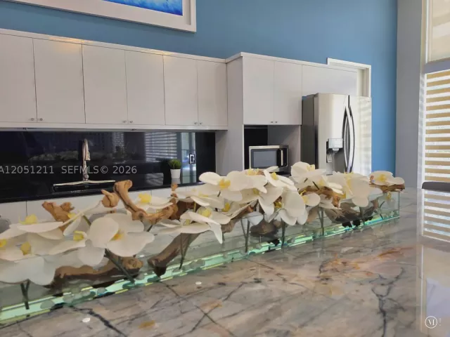 2-bedroom condo for sale in Aventura - 18800 NE 29th Ave 517 (Fully Renovated) - MondialRealty