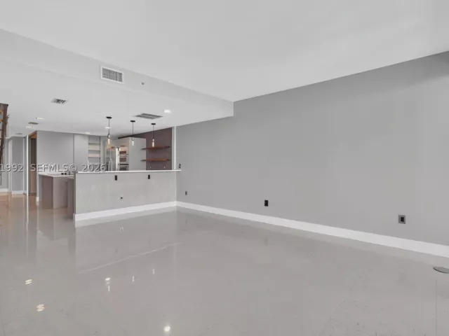1-bedroom condo for sale in Aventura - 2950 NE 188th St 406 - MondialRealty