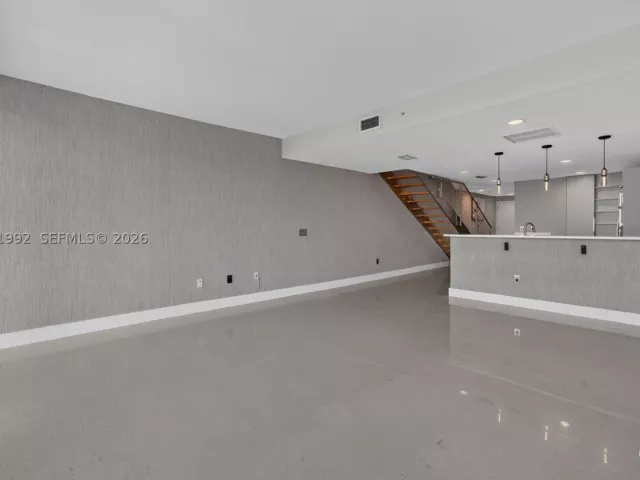 1-bedroom condo for sale in Aventura - 2950 NE 188th St 406 - MondialRealty
