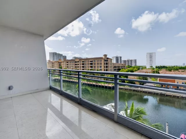 1-bedroom condo for sale in Aventura - 2950 NE 188th St 406 - MondialRealty