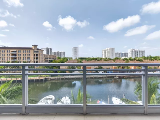 1-bedroom condo for sale in Aventura - 2950 NE 188th St 406 - MondialRealty