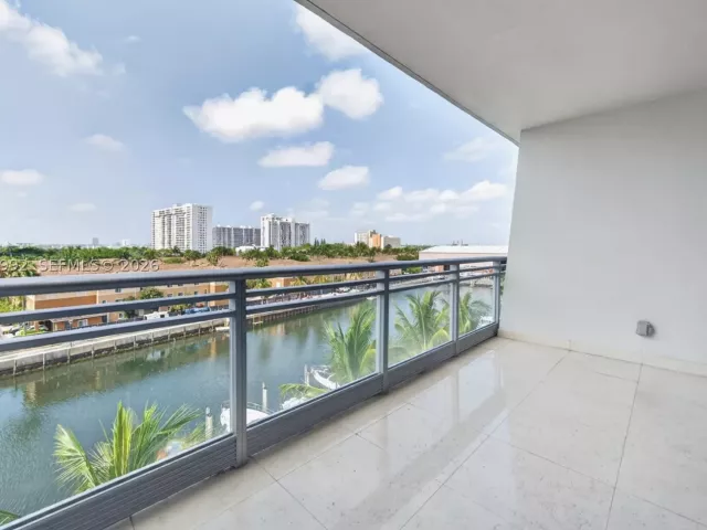 1-bedroom condo for sale in Aventura - 2950 NE 188th St 406 - MondialRealty