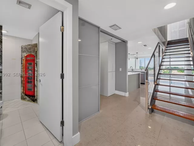 1-bedroom condo for sale in Aventura - 2950 NE 188th St 406 - MondialRealty