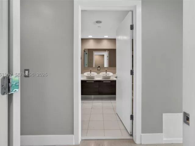 1-bedroom condo for sale in Aventura - 2950 NE 188th St 406 - MondialRealty