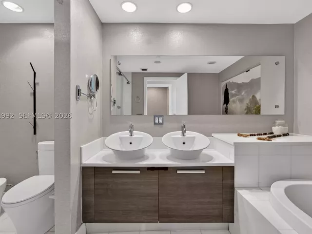 1-bedroom condo for sale in Aventura - 2950 NE 188th St 406 - MondialRealty