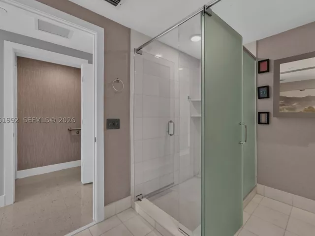 1-bedroom condo for sale in Aventura - 2950 NE 188th St 406 - MondialRealty