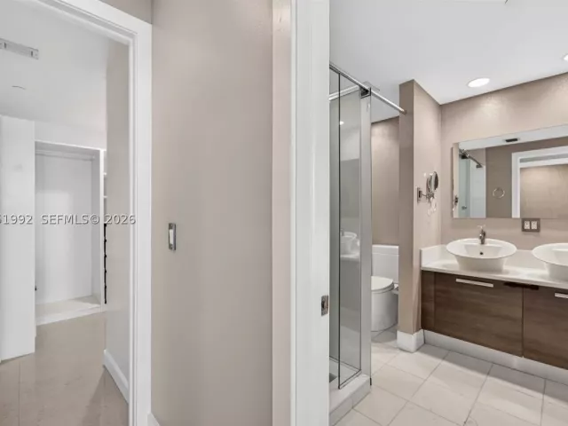 1-bedroom condo for sale in Aventura - 2950 NE 188th St 406 - MondialRealty