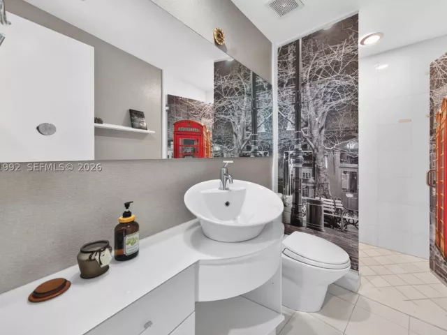 1-bedroom condo for sale in Aventura - 2950 NE 188th St 406 - MondialRealty