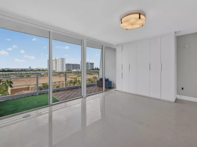 1-bedroom condo for sale in Aventura - 2950 NE 188th St 406 - MondialRealty