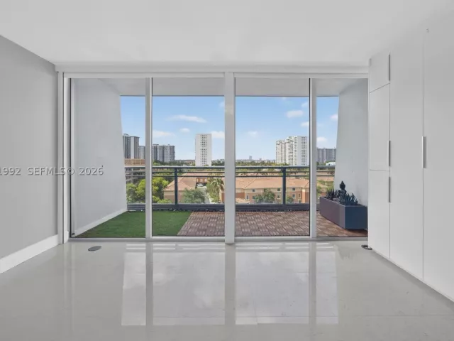 1-bedroom condo for sale in Aventura - 2950 NE 188th St 406 - MondialRealty