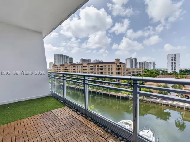1-bedroom condo for sale in Aventura - 2950 NE 188th St 406 - MondialRealty