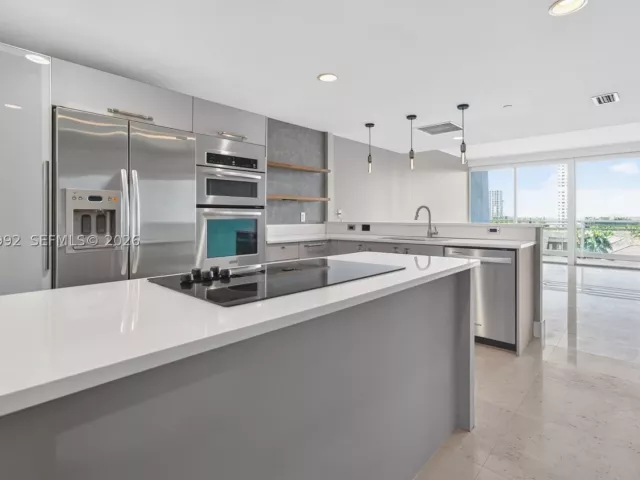 1-bedroom condo for sale in Aventura - 2950 NE 188th St 406 - MondialRealty