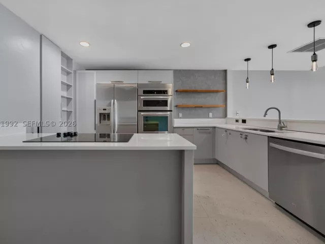 1-bedroom condo for sale in Aventura - 2950 NE 188th St 406 - MondialRealty
