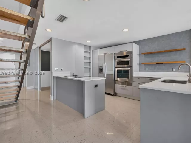 1-bedroom condo for sale in Aventura - 2950 NE 188th St 406 - MondialRealty
