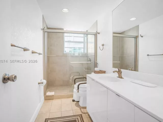 2-bedroom condo for sale in Hollywood - 4001 S Ocean Dr 12P - MondialRealty