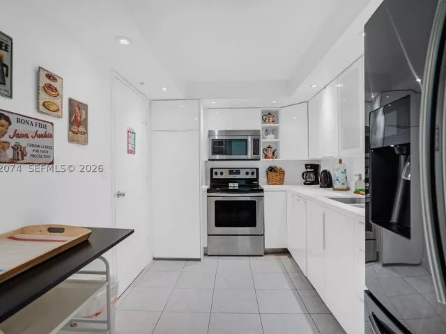 2-bedroom condo for sale in Hollywood - 4001 S Ocean Dr 12P - MondialRealty