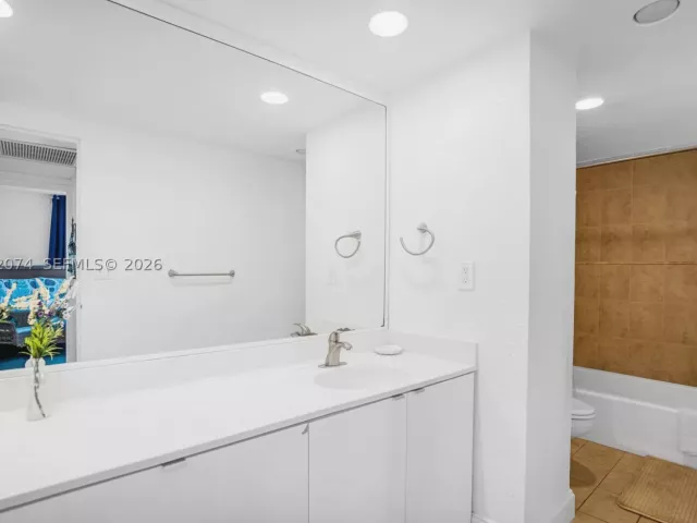 2-bedroom condo for sale in Hollywood - 4001 S Ocean Dr 12P - MondialRealty