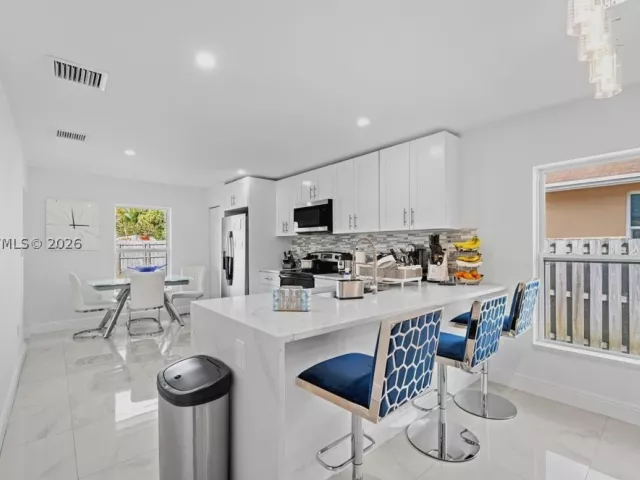 3-bedroom home for sale in West Palm Beach - 4317 Vicliff Rd - MondialRealty