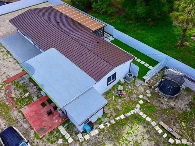 4-bedroom home for sale in West Palm Beach - 696 Arlington Drive - MondialRealty