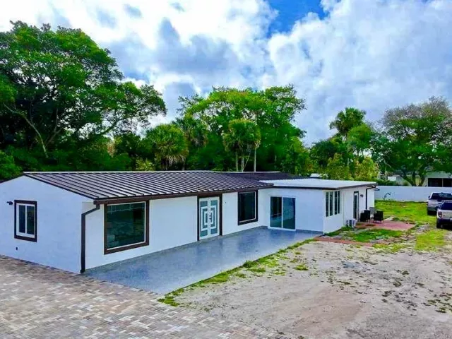 4-bedroom home for sale in West Palm Beach - 696 Arlington Drive - MondialRealty