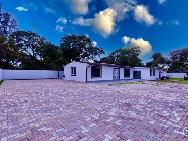 4-bedroom home for sale in West Palm Beach - 696 Arlington Drive - MondialRealty