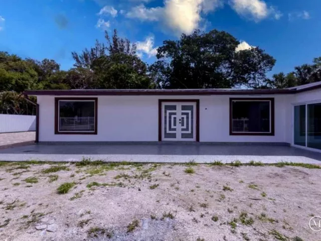 4-bedroom home for sale in West Palm Beach - 696 Arlington Drive - MondialRealty