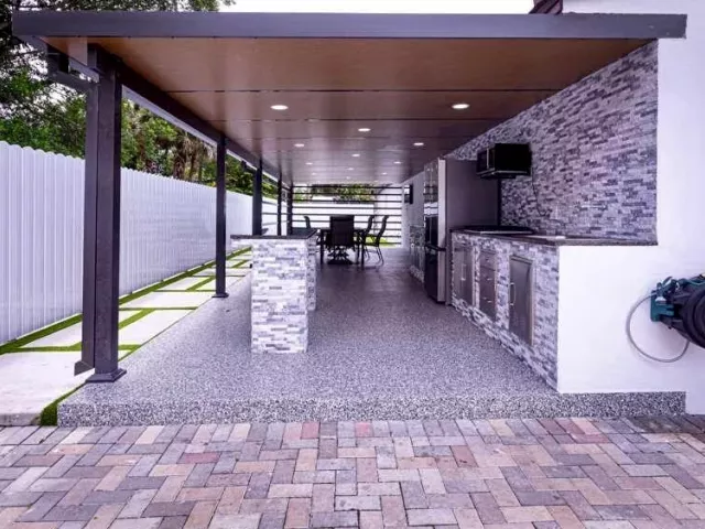 4-bedroom home for sale in West Palm Beach - 696 Arlington Drive - MondialRealty