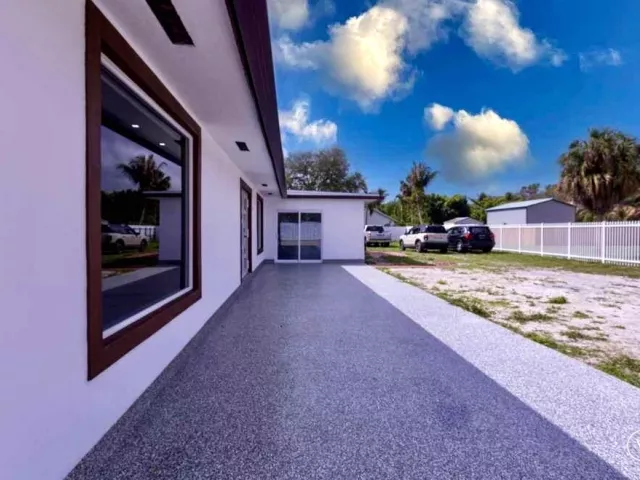 4-bedroom home for sale in West Palm Beach - 696 Arlington Drive - MondialRealty