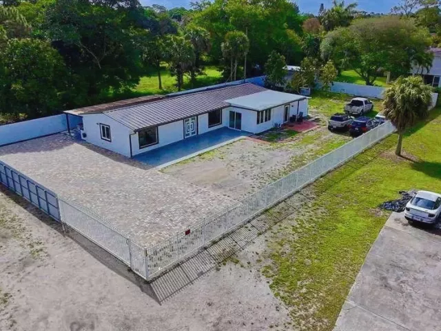 4-bedroom home for sale in West Palm Beach - 696 Arlington Drive - MondialRealty