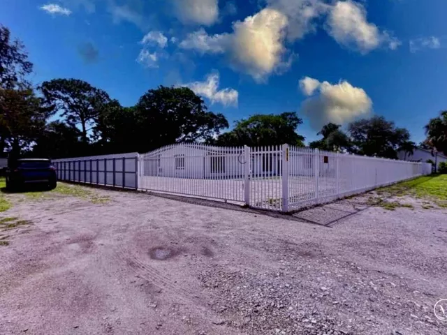 4-bedroom home for sale in West Palm Beach - 696 Arlington Drive - MondialRealty