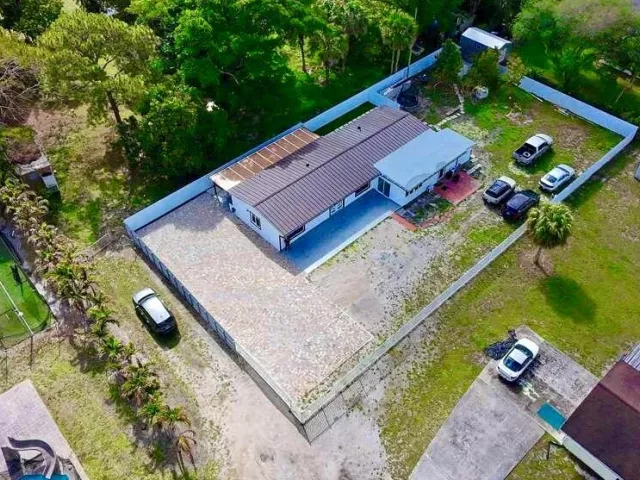 4-bedroom home for sale in West Palm Beach - 696 Arlington Drive - MondialRealty