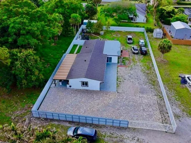 4-bedroom home for sale in West Palm Beach - 696 Arlington Drive - MondialRealty