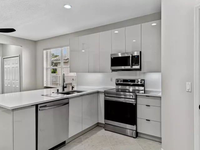 4-bedroom home for rent in Boca Raton - 12325 Cascades Pointe Drive - MondialRealty