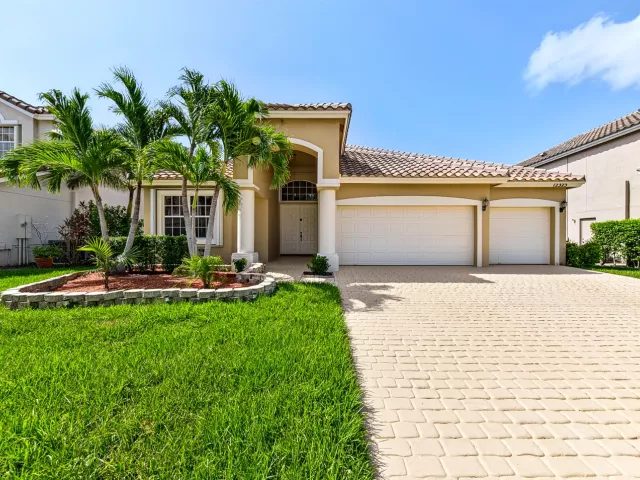 4-bedroom home for rent in Boca Raton - 12325 Cascades Pointe Drive - MondialRealty