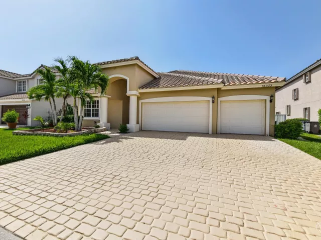 4-bedroom home for rent in Boca Raton - 12325 Cascades Pointe Drive - MondialRealty