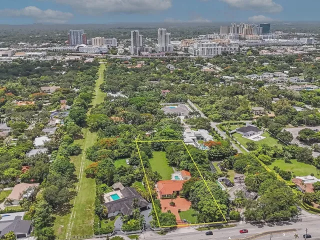 5-bedroom home for sale in Miami - 7030 SW 72nd Street - MondialRealty